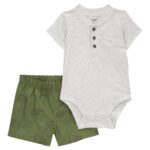 Conjunto Carter’s short estampado verde y body henley