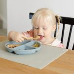 Plato de silicona redondo con divisiones  y ventozas antideslizantes - Image 4