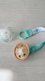 Clip cinta Suavinex para chupete, diseño Botón Memories verde - Image 2