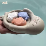 Foca de goma con 3 bebés flotante - Image 3